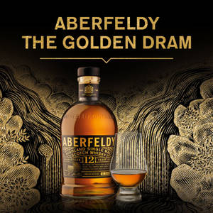 Aberfeldy 威士忌酒瓶和酒杯在華麗的金色花卉背景上。