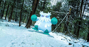 一隻藍白相間、眼睛發光的寶可夢站在雪地森林中。
