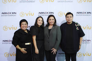 四位微笑的名人在Viu和ABS-CBN Entertainment活動中擺姿勢。