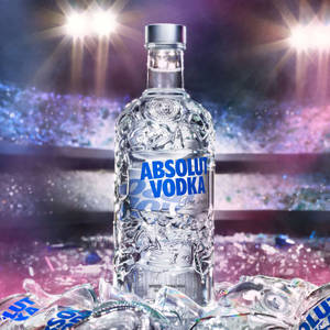 Absolut Vodka酒瓶被破碎的玻璃包圍，在體育場燈光下。