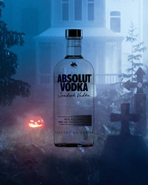 Absolut Vodka酒瓶在陰森的墓地中，有南瓜燈和霧氣。