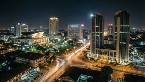 夜晚的城市，高樓大廈和道路上汽車燈光的條紋