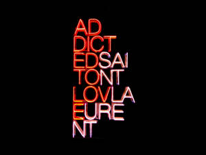 黑色背景上紅色和白色的霓虹燈牌寫著 addicted to love
