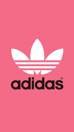 白色Adidas標誌在粉色背景上，下方有品牌名稱。 — iPhone 粉紅美學 壁紙