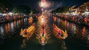 夜色燈光與煙火下，龍舟競渡的壯觀無人機航拍畫面。