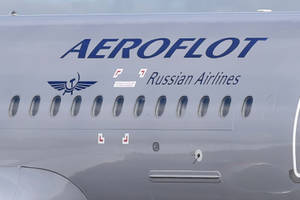 灰色俄羅斯航空（Aeroflot Russian Airlines）機身，帶有窗戶和標誌。