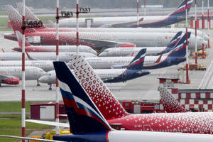 帶有紅白藍尾翼的俄羅斯航空飛機停泊在機場停機坪上。
