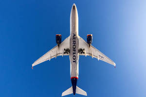 俄羅斯航空飛機在清澈藍天中飛越頭頂