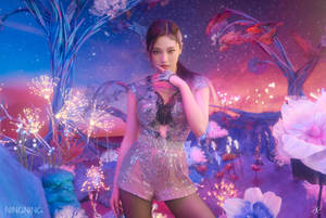 身穿閃亮服裝的女性在星空下魔法般發光的花園中擺姿勢。 — 深紫色美學 GIF 壁紙