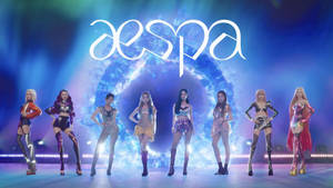 七位女性K-pop偶像穿著閃亮服裝，在燈光舞台上擺姿勢，帶有'aespa'標誌。 — 頭像動圖 壁紙