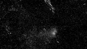 深空中帶有發光星雲的星場。 — 簡約美學筆電 壁紙
