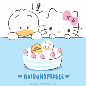 Hello Kitty 和一隻鴨子從一個有鴨子裝飾的生日蛋糕上方探出頭來。 — 可愛貓咪 壁紙