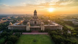 日出時宏偉的大學建築，有綠色草坪和樹木