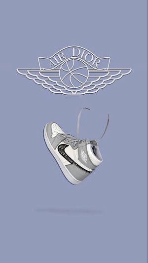 灰色 Air Dior 運動鞋在其有翼籃球標誌下漂浮於薰衣草背景上。