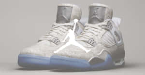 白色Jordan 4運動鞋，佩斯利設計，藍色鞋底，灰色背景。
