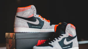 Nike盒上的灰黑橙色高筒運動鞋。 — Jordan 標誌 GIF 壁紙