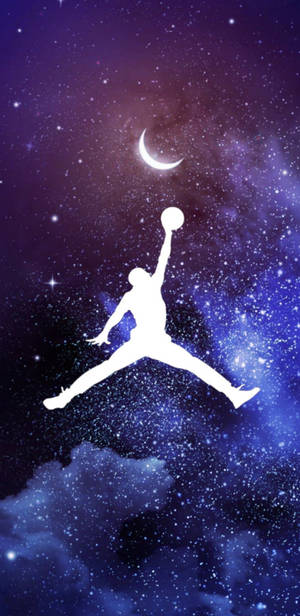 籃球運動員剪影，手持籃球跳起，背景是星空和新月。 — Air Jordan GIF 壁紙