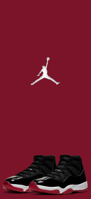 黑色和紅色的 Air Jordan 11 運動鞋，帶有 Jumpman 標誌，背景為紅色。