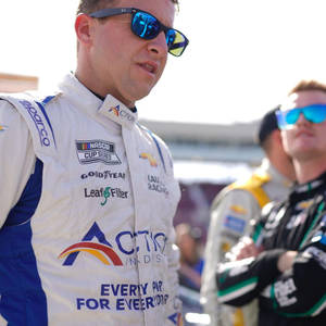 NASCAR車手在賽車活動中穿著賽車服和太陽眼鏡。