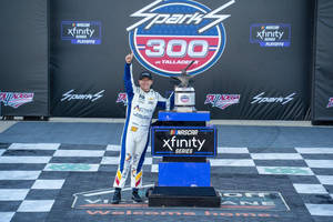 NASCAR車手在塔拉迪加超級賽道慶祝贏得Xfinity系列賽。