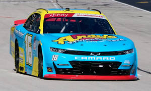 藍色和黃色的 NASCAR 賽車，號碼 16，在賽道上疾馳。