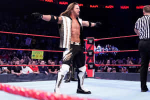 WWE賽事中摔角手在場上張開雙臂，觀眾歡呼。 — 摔角 GIF 壁紙