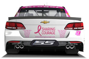 白色NASCAR賽車，帶有粉紅色Sharing Courage乳癌意識貼紙和贊助商標誌。