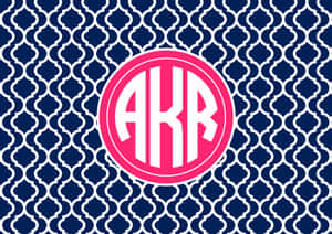 粉紅色圓形字母組合，白色字母AKR，位於深藍色四葉草圖案背景上。