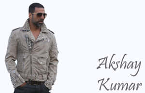 演員 Akshay Kumar 在工作室肖像中穿著飾有鉚釘的皮褸和太陽眼鏡。 — MacBook Pro 16 壁紙