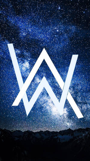 Alan Walker標誌以星空和積雪山峰為背景。