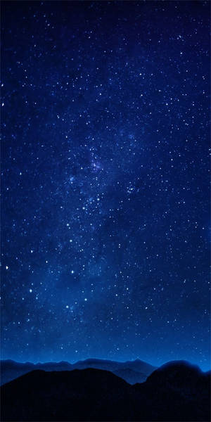 在充滿活力的星空下，黑暗的山脈。 — 星空夜 壁紙