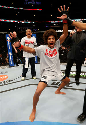 MMA拳手在UFC八角籠中舉臂慶祝勝利。
