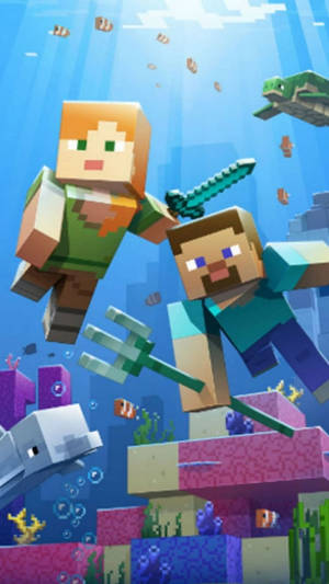 兩個Minecraft角色在水下，在珊瑚和魚附近手持劍和三叉戟。