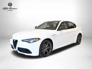 白色Alfa Romeo房車配黑色輪圈，在攝影棚燈光下。
