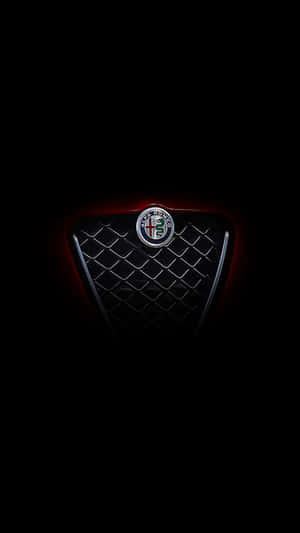 Alfa Romeo 汽車格柵在黑暗背景下帶有紅色照明