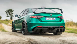 綠色Alfa Romeo Giulia GTA跑車在泥路上，有草地和樹木