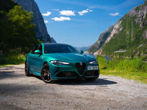 青綠色Alfa Romeo房車泊喺碎石路旁邊峽灣山脈