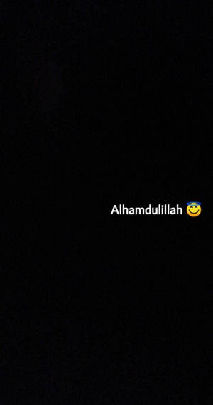 黑色背景，白色文字寫著 Alhamdulillah 和一個微笑表情符號。
