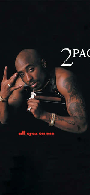 Tupac Shakur 手持槍支，黑色背景上有專輯文字。