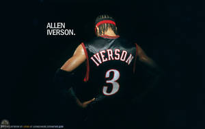 Allen Iverson 身穿黑色球衣號碼3，紅色飾邊，雙手叉腰站立。