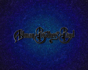 紋理藍色背景上的黑色哥德式字體 Alman Brothers Band 標誌 — 專輯封面 壁紙