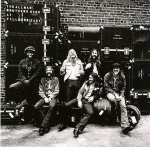 The Allman Brothers Band 喺佢哋嘅設備箱前面微笑。 — 音樂 GIF 壁紙