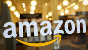 玻璃店面上的Amazon標誌，模糊的室內燈光。