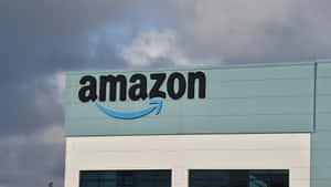 陰天下帶有標誌的Amazon企業建築
