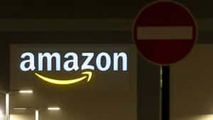 夜晚紅色不准進入標誌旁邊亮起的Amazon標誌。