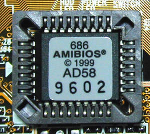 電路板上標有AMIBIOS 686 AD58 9602的電腦BIOS晶片特寫。