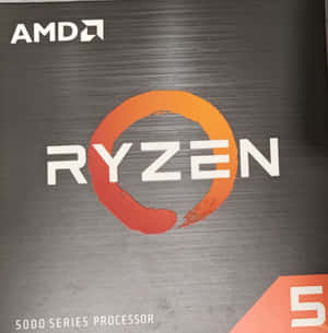 AMD Ryzen 5000 系列處理器盒，在拉絲金屬背景上帶有橙色和白色標誌。
