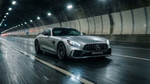 銀色 Mercedes AMG GT 在夜間潮濕的隧道中疾馳