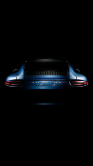 藍色保時捷911 Carrera S後視圖在黑暗中發光