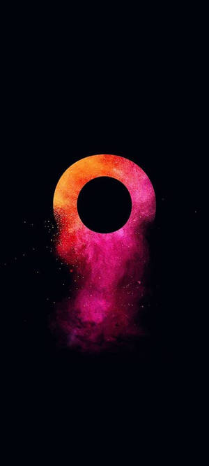 一個發光的宇宙鎖孔形狀，火熱的橙色和電光粉紅，襯托黑色虛空。
